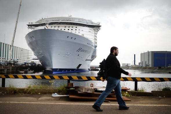 Dünyanın en büyük yolcu gemisi sulara iniyor! 1