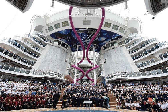 Dünyanın en büyük yolcu gemisi sulara iniyor! 2