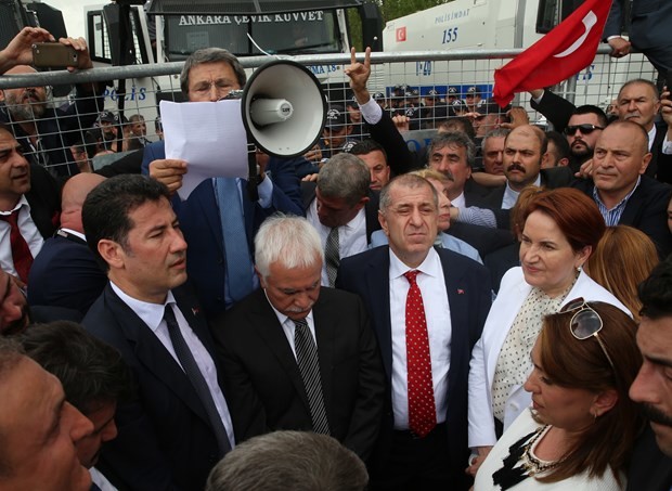 MHP'de miting gibi kurultay toplantısı 2