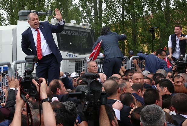 MHP'de miting gibi kurultay toplantısı 13