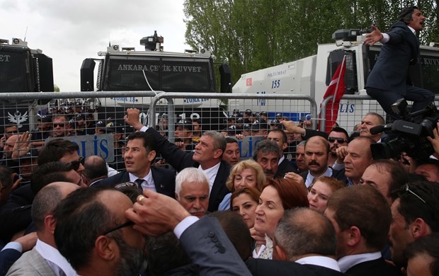 MHP'de miting gibi kurultay toplantısı 15