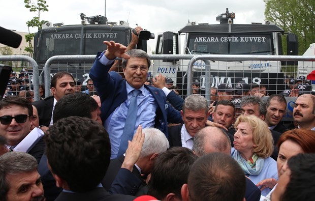 MHP'de miting gibi kurultay toplantısı 16