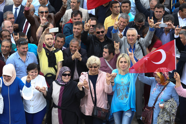 MHP'de miting gibi kurultay toplantısı 33
