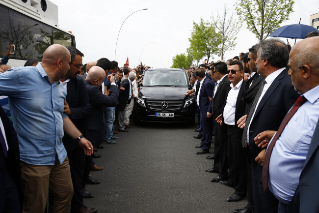 MHP'de miting gibi kurultay toplantısı 43