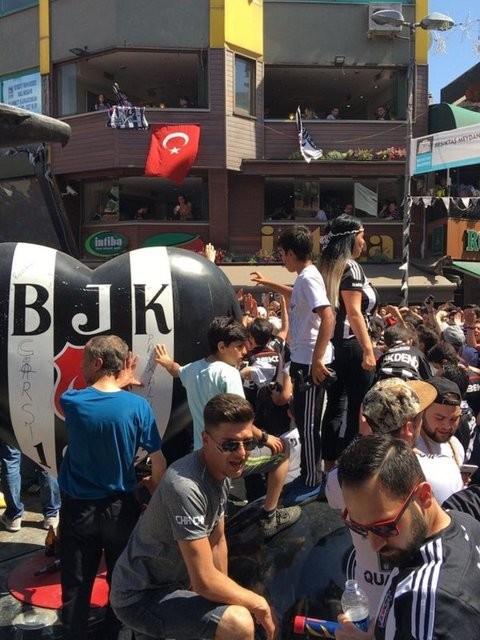 Beşiktaş taraftarı kutlamalara başladı 35