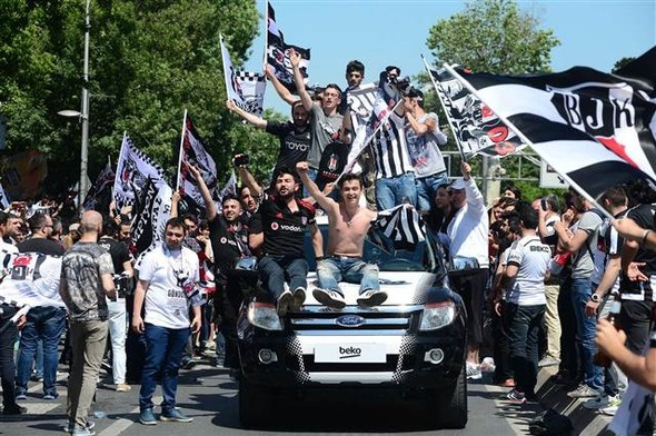 Beşiktaş taraftarı kutlamalara başladı 11
