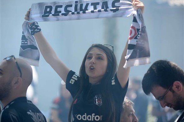 Beşiktaş taraftarı kutlamalara başladı 14