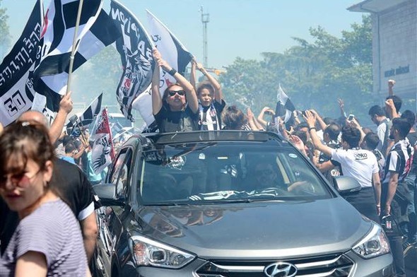 Beşiktaş taraftarı kutlamalara başladı 15