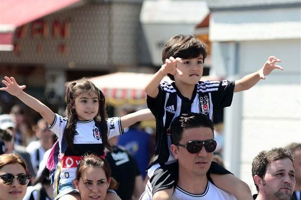 Beşiktaş taraftarı kutlamalara başladı 16