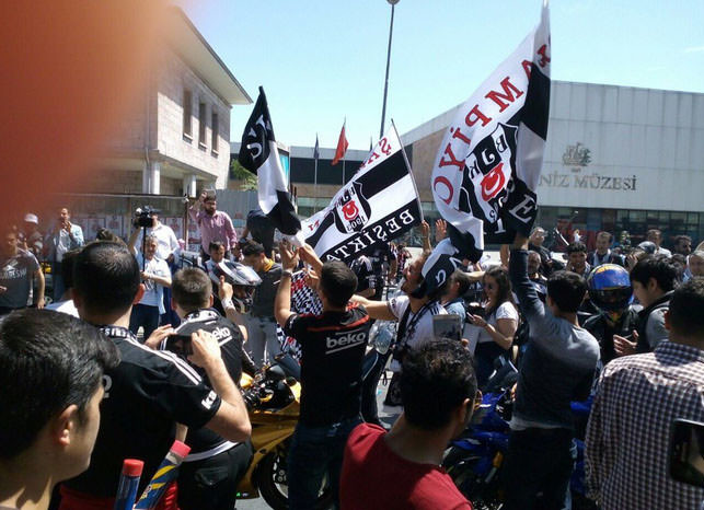 Beşiktaş taraftarı kutlamalara başladı 33