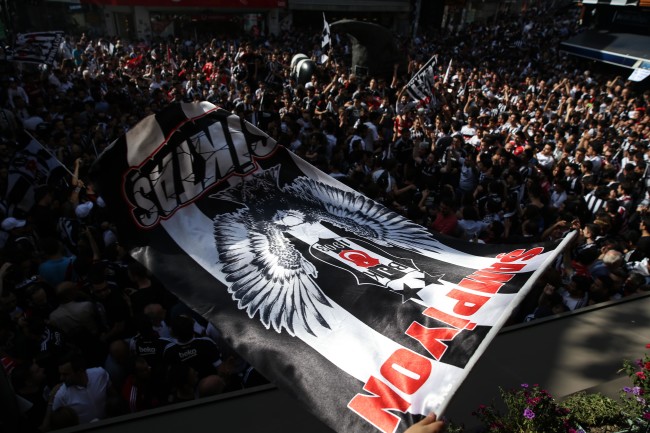 Beşiktaş taraftarı kutlamalara başladı 40