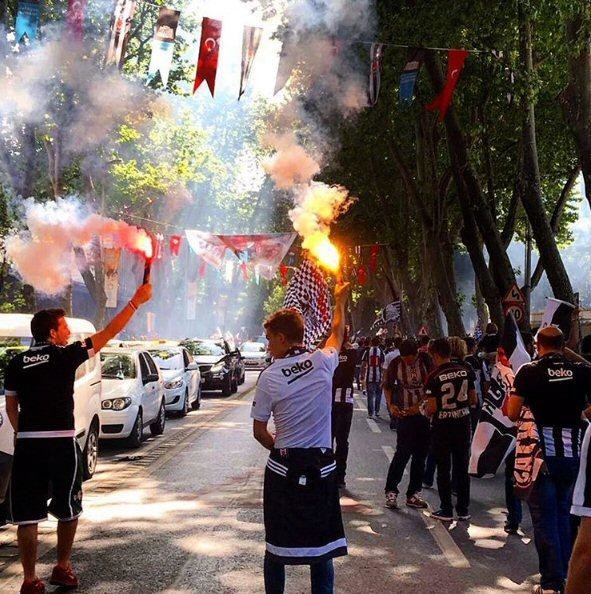 Beşiktaş taraftarı kutlamalara başladı 21