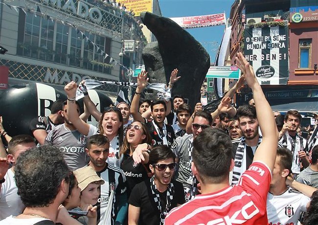 Beşiktaş taraftarı kutlamalara başladı 22