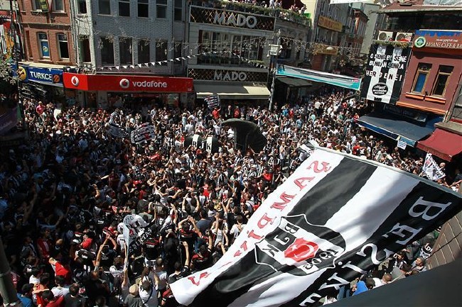 Beşiktaş taraftarı kutlamalara başladı 23