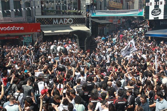 Beşiktaş taraftarı kutlamalara başladı 24
