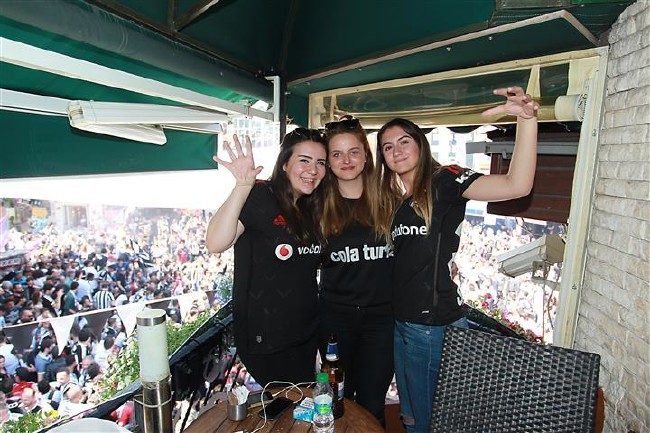 Beşiktaş taraftarı kutlamalara başladı 25