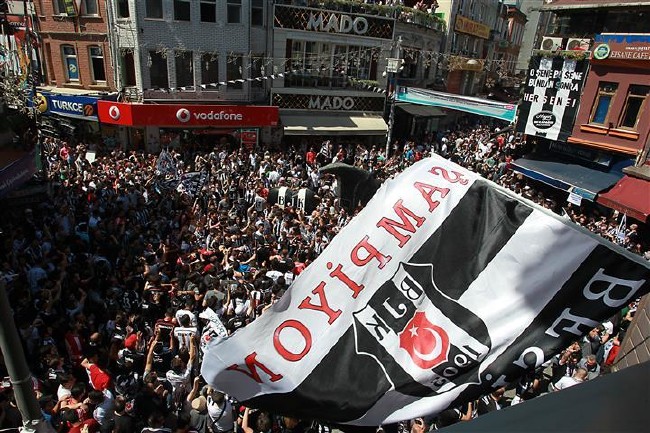 Beşiktaş taraftarı kutlamalara başladı 26