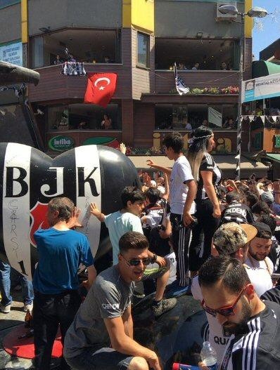 Beşiktaş taraftarı kutlamalara başladı 27