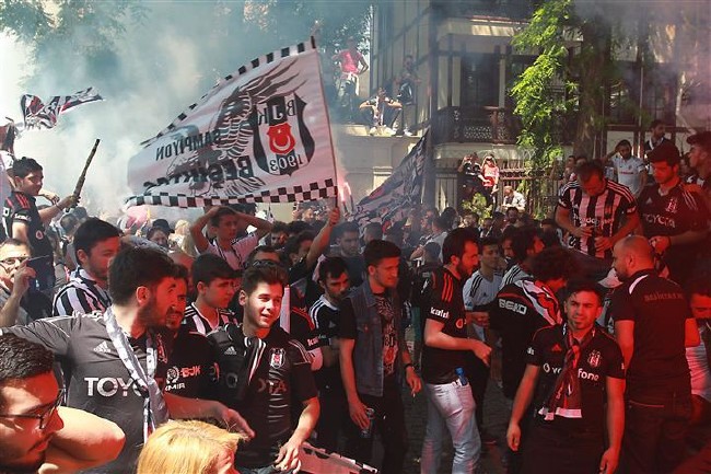 Beşiktaş taraftarı kutlamalara başladı 29