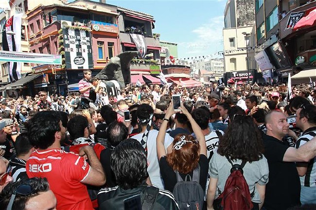 Beşiktaş taraftarı kutlamalara başladı 30