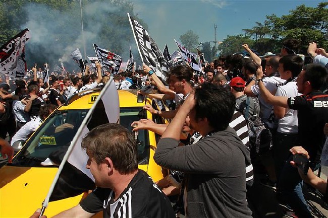 Beşiktaş taraftarı kutlamalara başladı 31