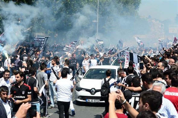 Beşiktaş taraftarı kutlamalara başladı 9