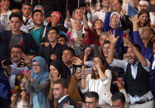 Davutoğlu'nun salona girişinde bazı vatandaşlar duygulandı 13