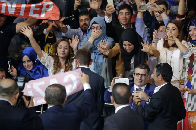 Davutoğlu'nun salona girişinde bazı vatandaşlar duygulandı 18