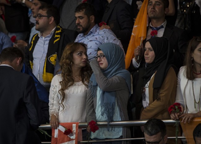 Davutoğlu'nun salona girişinde bazı vatandaşlar duygulandı 6