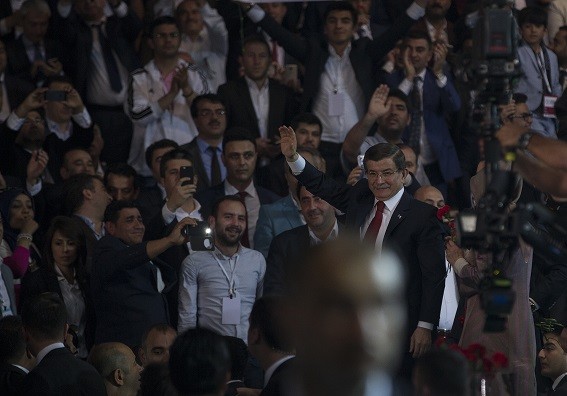 Davutoğlu'nun salona girişinde bazı vatandaşlar duygulandı 7