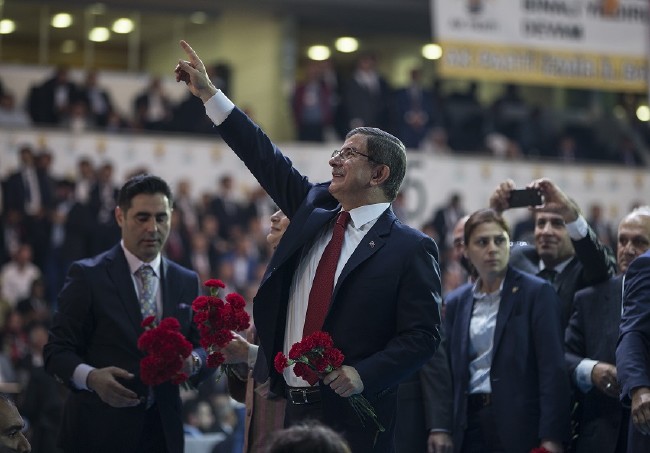 Davutoğlu'nun salona girişinde bazı vatandaşlar duygulandı 8