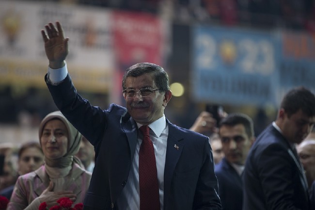 Davutoğlu'nun salona girişinde bazı vatandaşlar duygulandı 9