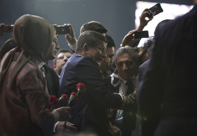 Davutoğlu'nun salona girişinde bazı vatandaşlar duygulandı 10