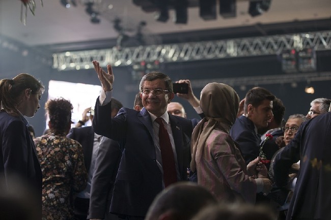 Davutoğlu'nun salona girişinde bazı vatandaşlar duygulandı 11