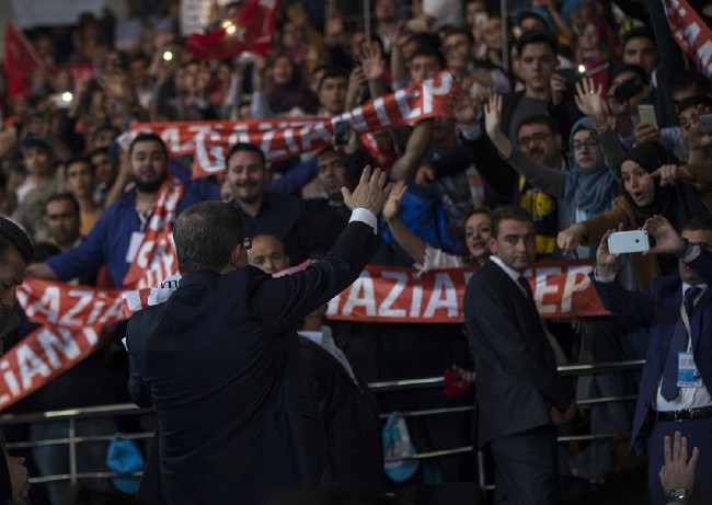 Davutoğlu'nun salona girişinde bazı vatandaşlar duygulandı 12