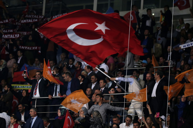 Davutoğlu'nun salona girişinde bazı vatandaşlar duygulandı 29