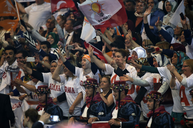 Davutoğlu'nun salona girişinde bazı vatandaşlar duygulandı 30