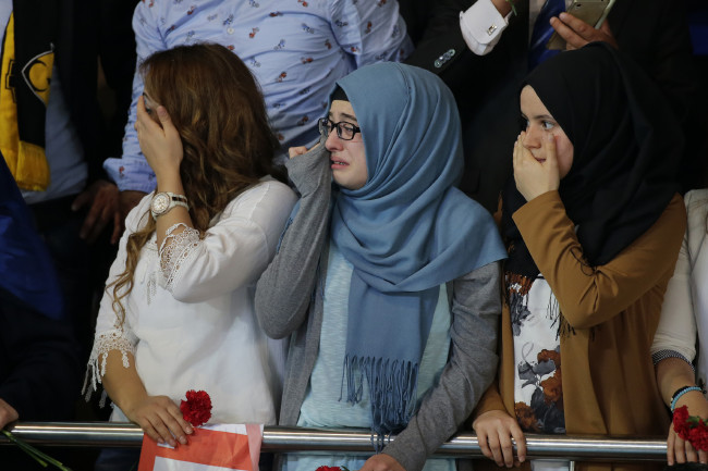 Davutoğlu'nun salona girişinde bazı vatandaşlar duygulandı 31