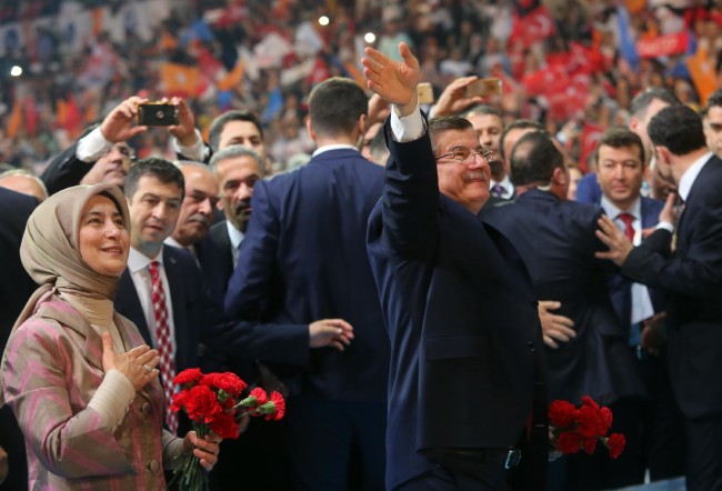 Davutoğlu'nun salona girişinde bazı vatandaşlar duygulandı 14