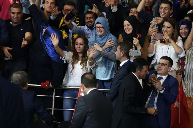 Davutoğlu'nun salona girişinde bazı vatandaşlar duygulandı 19