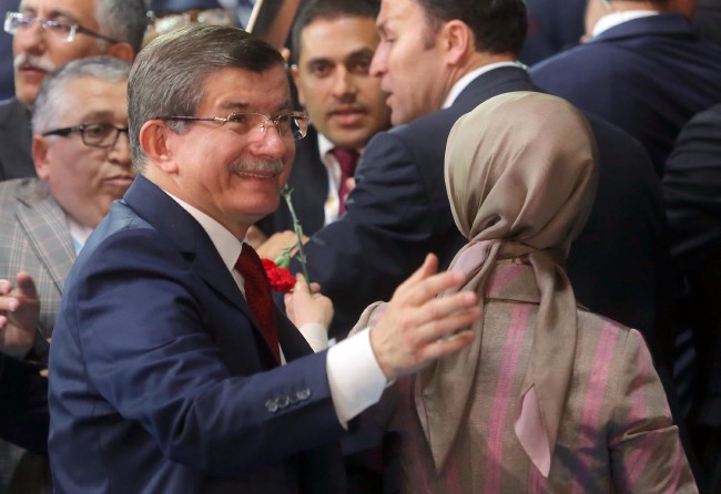 Davutoğlu'nun salona girişinde bazı vatandaşlar duygulandı 15