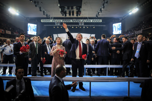 Davutoğlu'nun salona girişinde bazı vatandaşlar duygulandı 20