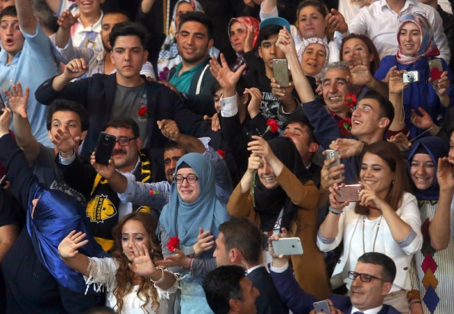 Davutoğlu'nun salona girişinde bazı vatandaşlar duygulandı 16