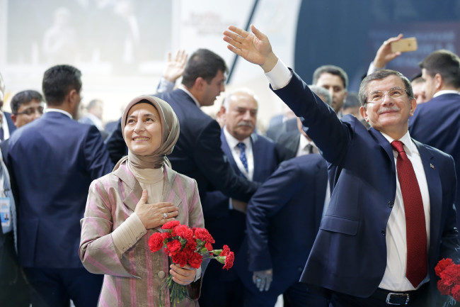 Davutoğlu'nun salona girişinde bazı vatandaşlar duygulandı 21