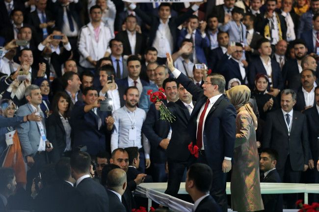 Davutoğlu'nun salona girişinde bazı vatandaşlar duygulandı 22