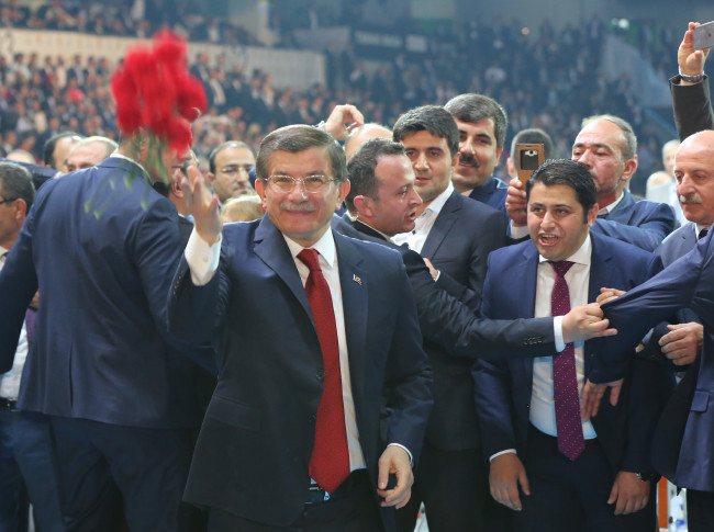 Davutoğlu'nun salona girişinde bazı vatandaşlar duygulandı 23
