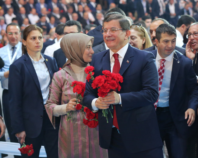 Davutoğlu'nun salona girişinde bazı vatandaşlar duygulandı 24