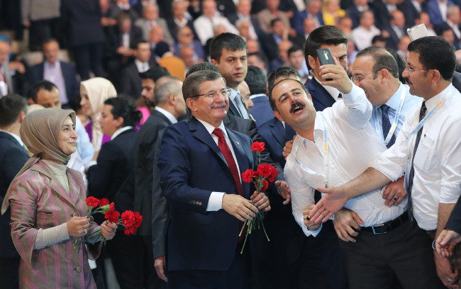 Davutoğlu'nun salona girişinde bazı vatandaşlar duygulandı 25