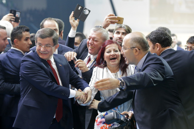 Davutoğlu'nun salona girişinde bazı vatandaşlar duygulandı 26