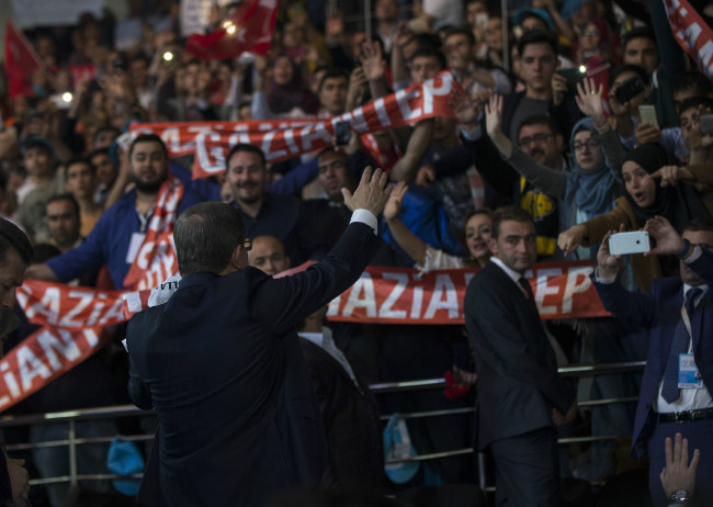 Davutoğlu'nun salona girişinde bazı vatandaşlar duygulandı 1